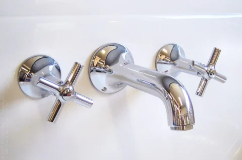 Flie-San · Fliesen Sanitär · Zeitlose Klassiker Armaturen • Tiles Sanitation · Timeless Classic Armatures