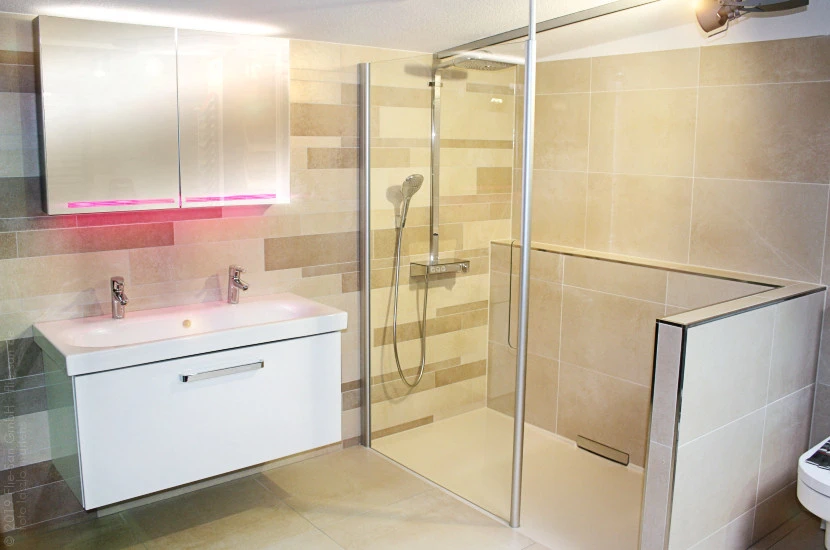 Flie-San · Fliesen Sanitär · barrierefrei bunt • Tiles Sanitation · barrier-free colour