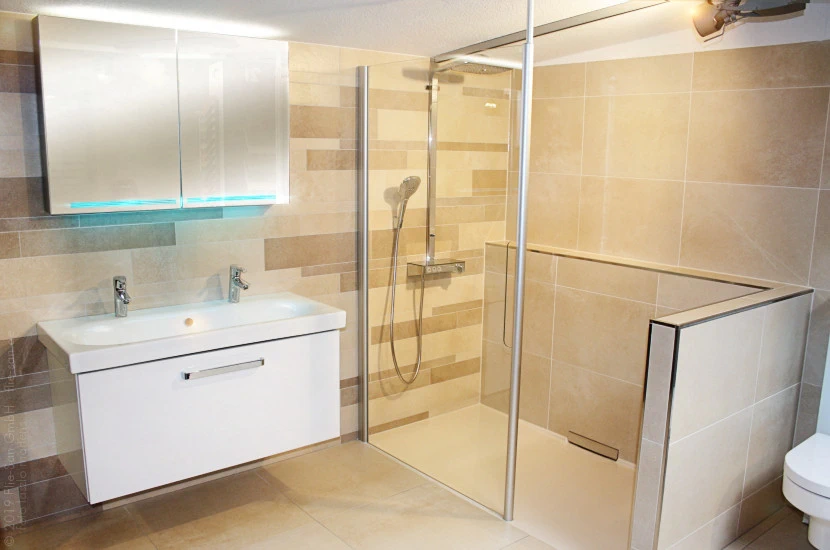 Flie-San · Fliesen Sanitär · barrierefrei bunt • Tiles Sanitation · barrier-free colour