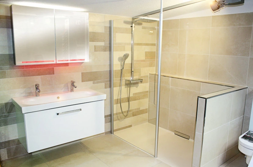 Flie-San · Fliesen Sanitär · barrierefrei bunt • Tiles Sanitation · barrier-free colour