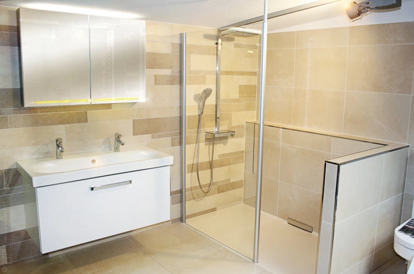 Flie-San · Fliesen Sanitär · barrierefrei bunt • Tiles Sanitation · barrier-free colour