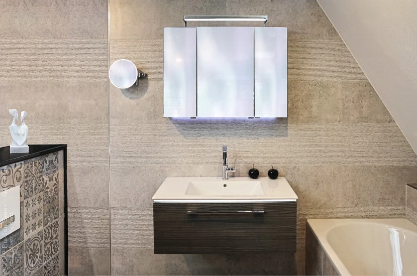 Flie-San · Fliesen Sanitär · Glas Metall Erde • Tiles Sanitation · Glass Metal Earth