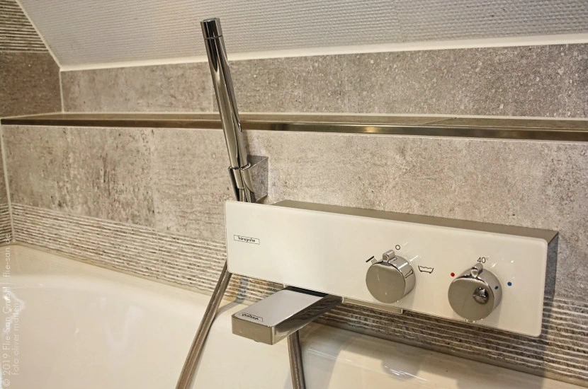 Flie-San · Fliesen Sanitär · Glas Metall Erde • Tiles Sanitation · Glass Metal Earth